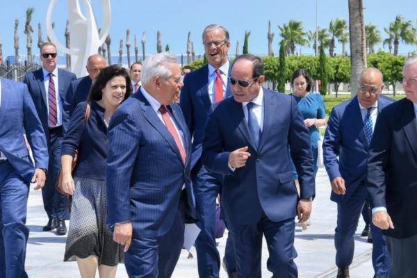 سبائك الذهب المصرية: كيف اشترى النظام نفوذ السناتور مينينديز وأطاح به إلى السجن؟